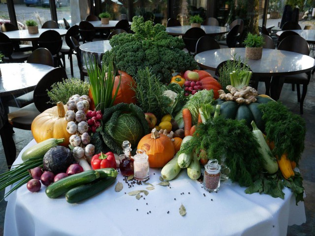 stolik w restauracji pełen warzyw